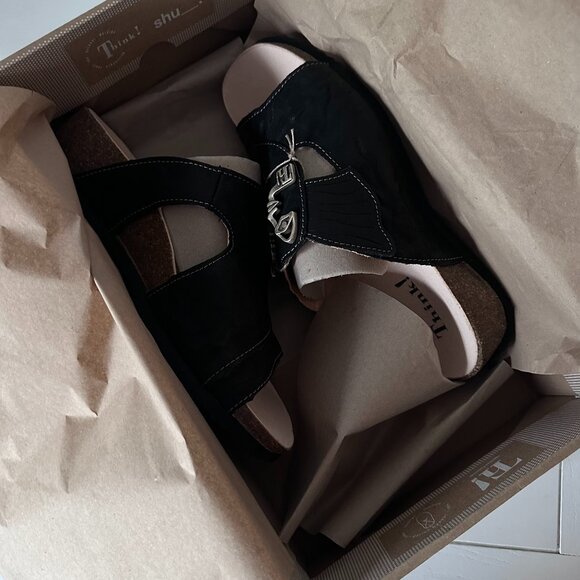 NIB - Think! MIZZI Sandals - Black - Picture 5 of 10